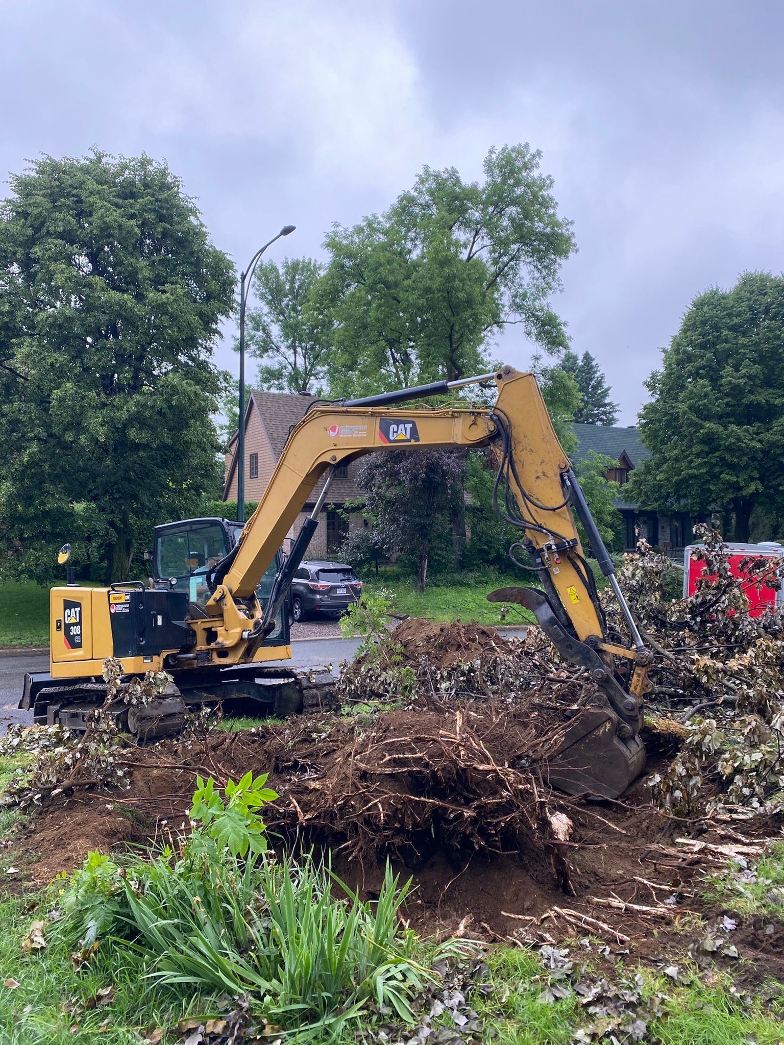 Un bulldozer creuse un tas de terre dans un champ.