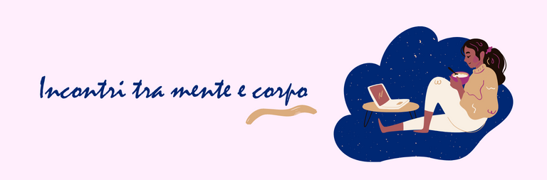 Donna con computer portatile e tazza, che si rilassa sotto un cielo notturno, scrive