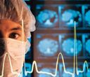 Operatore sanitario che indossa una mascherina e esamina le scansioni mediche con una linea della frequenza cardiaca in primo piano.
