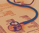 Stetoscopio blu sui documenti medici.