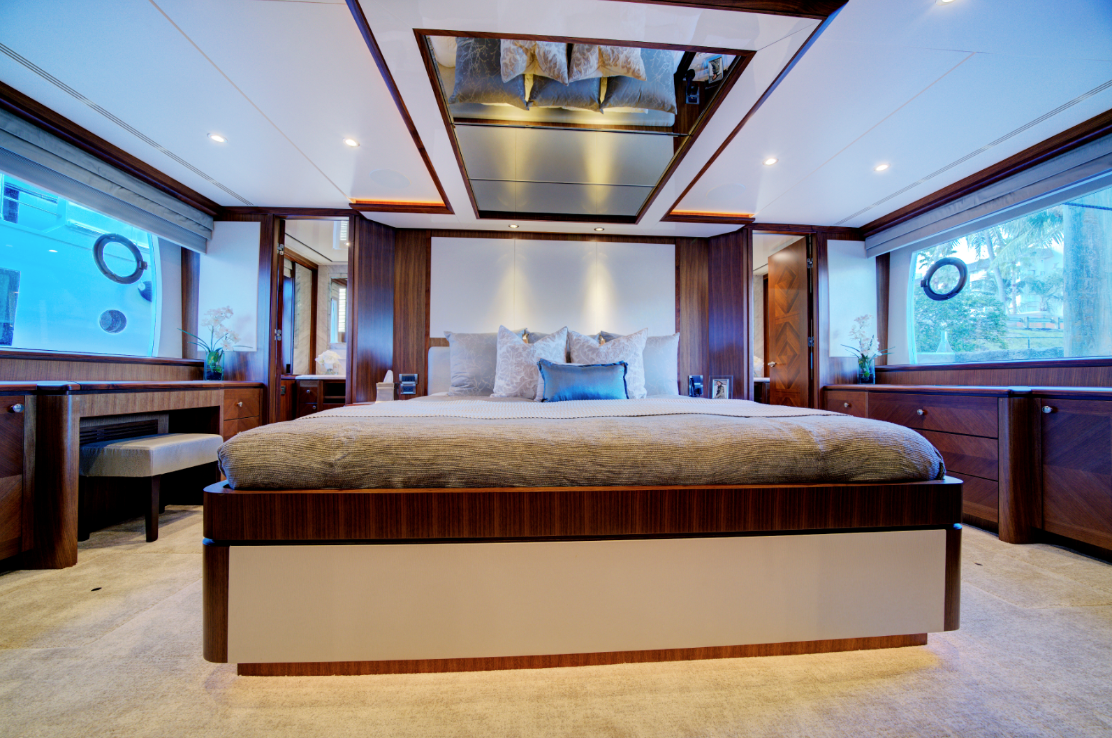 OCEAN ALEXANDER 85E 18