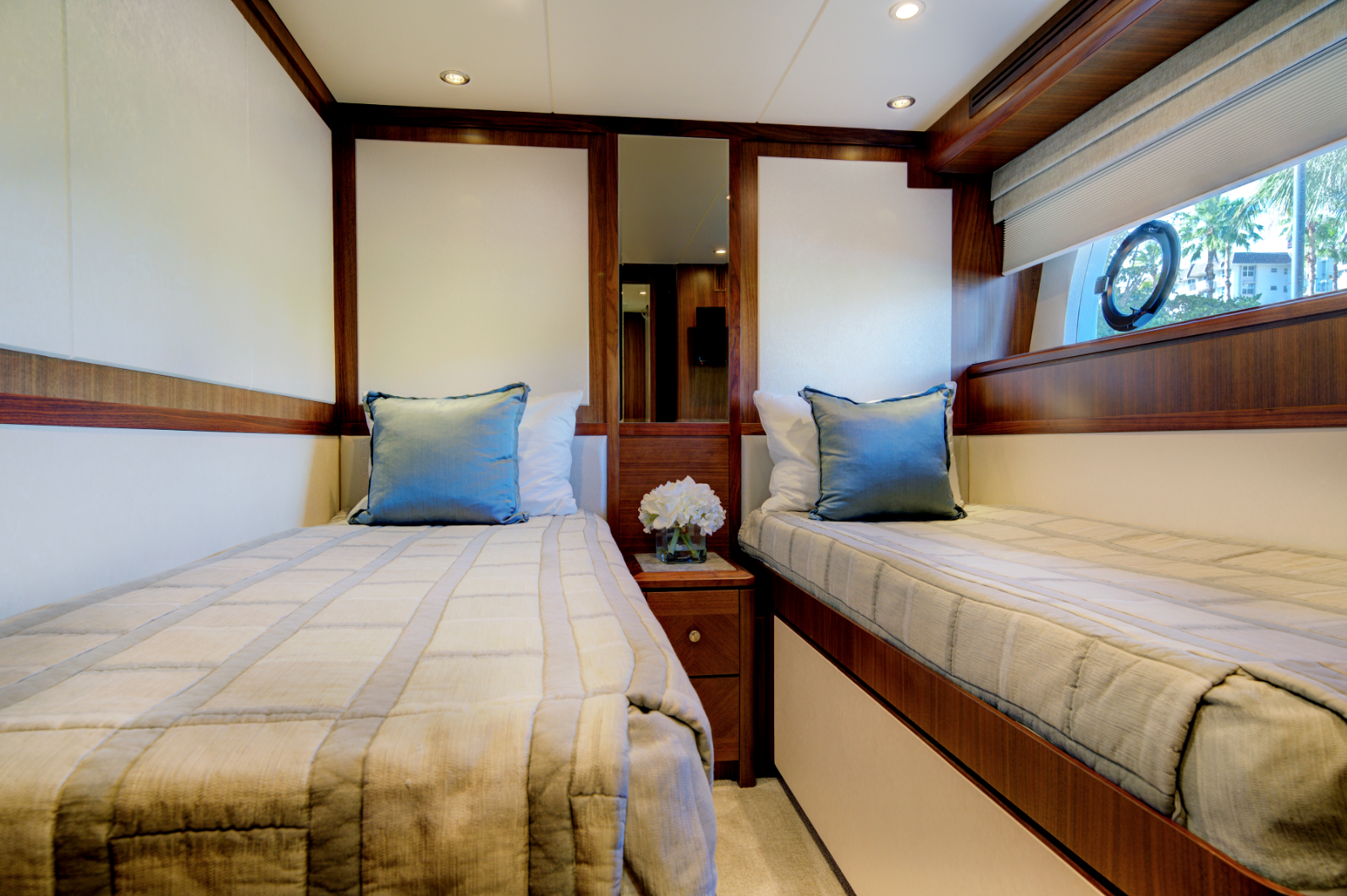 OCEAN ALEXANDER 85E 22