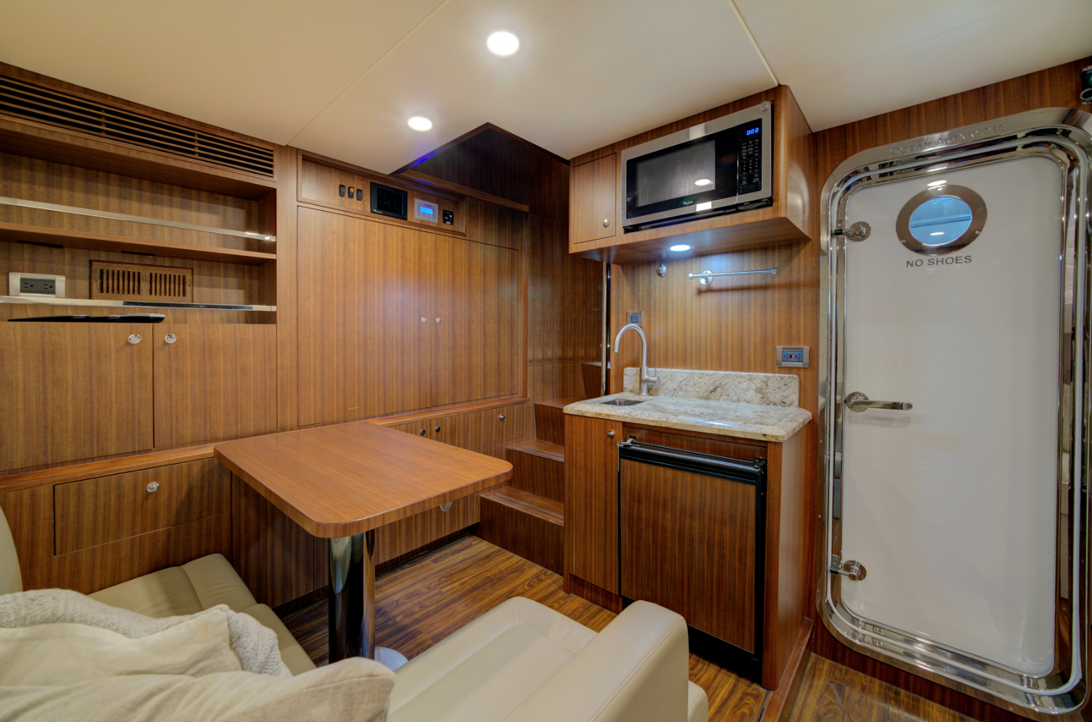 OCEAN ALEXANDER 85E 23