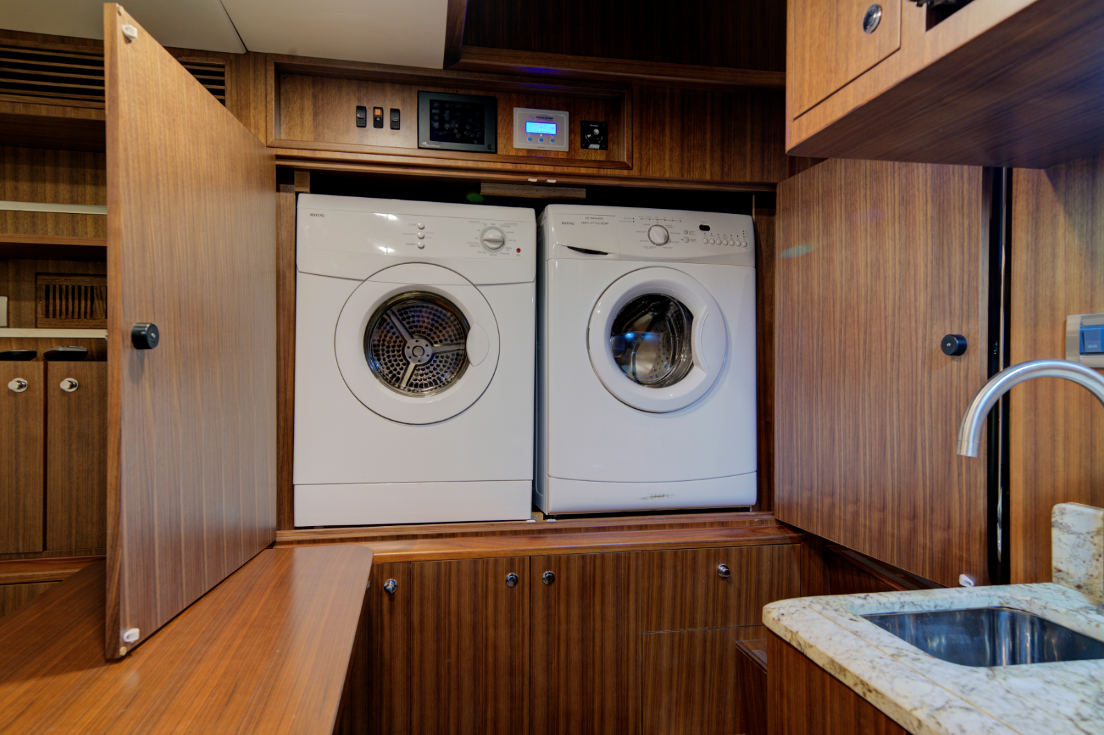 OCEAN ALEXANDER 85E 25