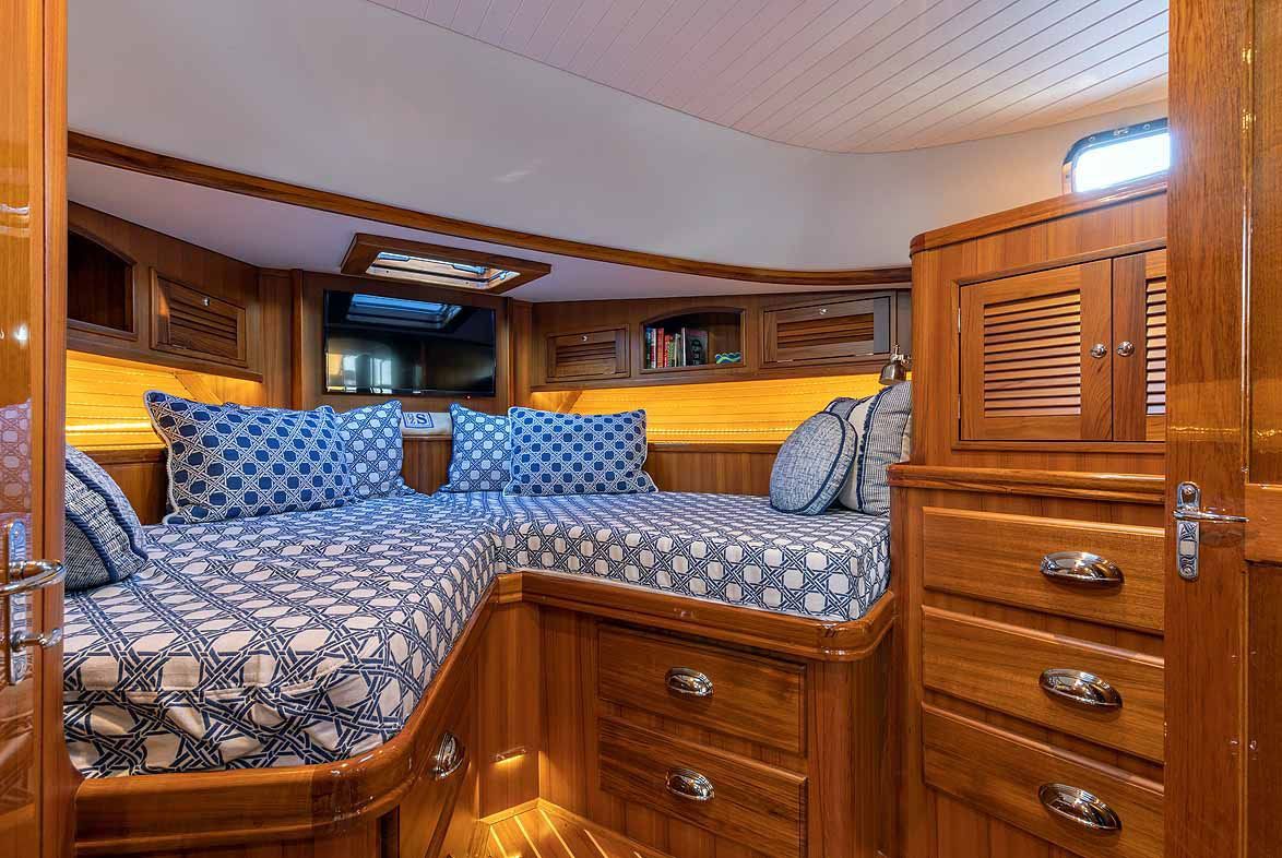 Vee berth