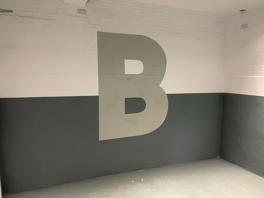 Signwriting_B_on_wall