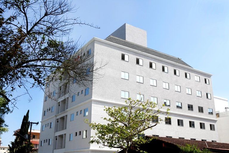 Um grande edifício branco com muitas janelas