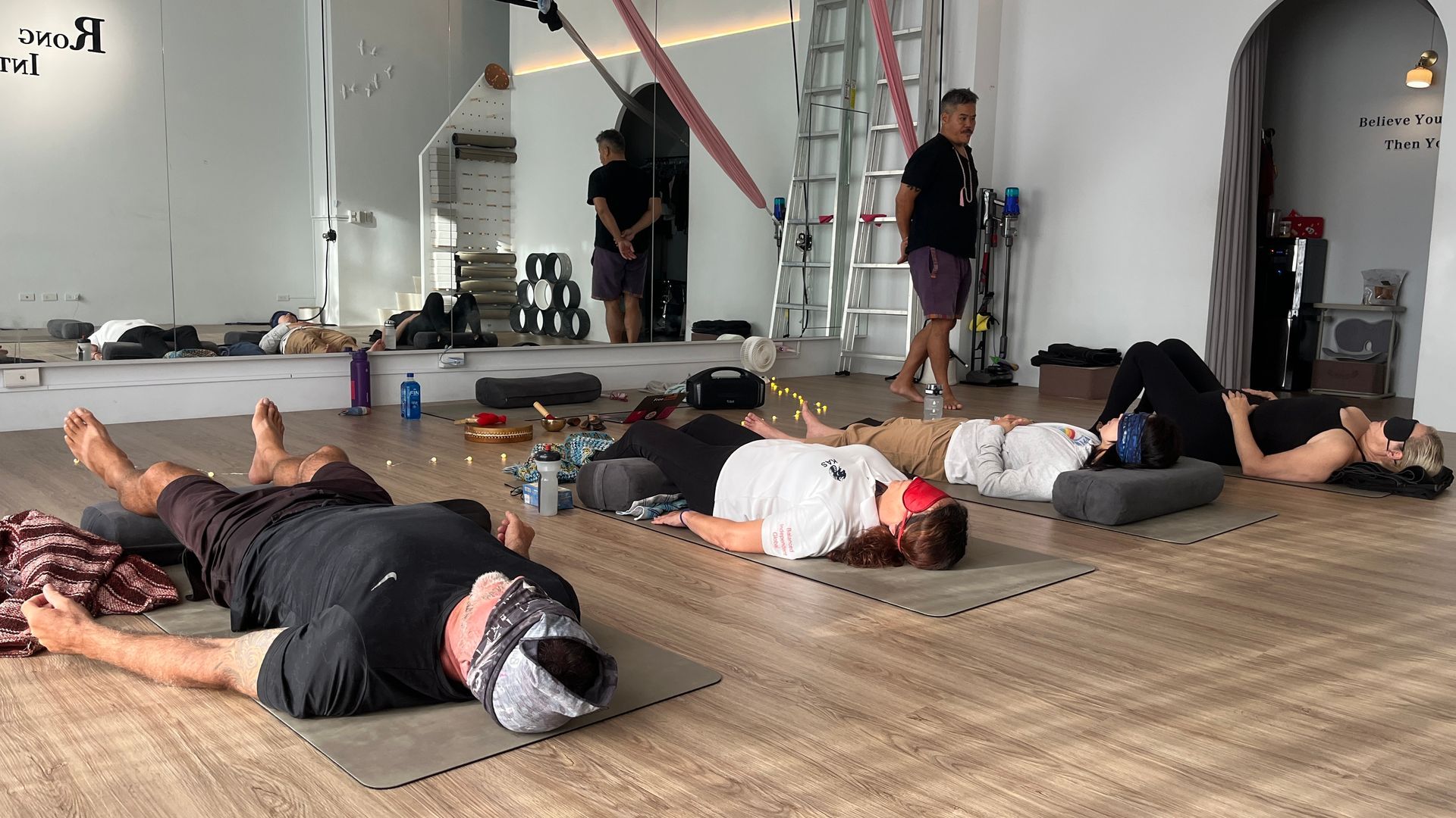 呼吸療癒營學員進行意識連結呼吸法團體練習