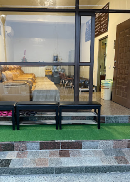 A room with a lot of furniture and a bench in front of it.