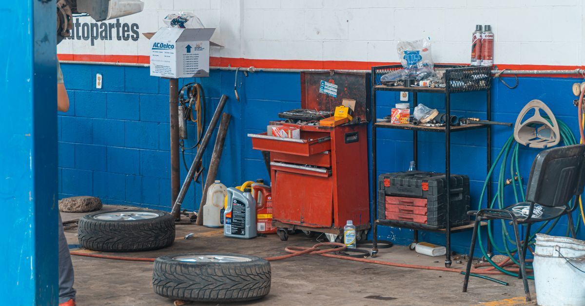 Rincón de taller mecánico con carrito de herramientas rojo