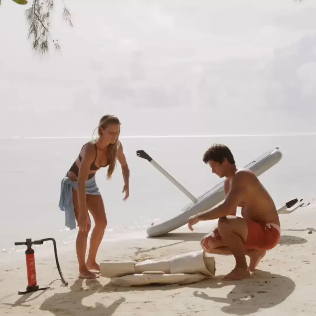 une homme et une femme préparant leur flitescooter