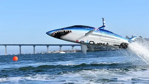 Seabreacher requin vole au-dessus de l'océan.