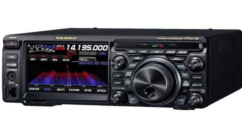 Yaesu FT-DX10 radiotransceiver met groot kleurendisplay waarop frequentie- en spectrum-analysatorgegevens worden weergegeven.