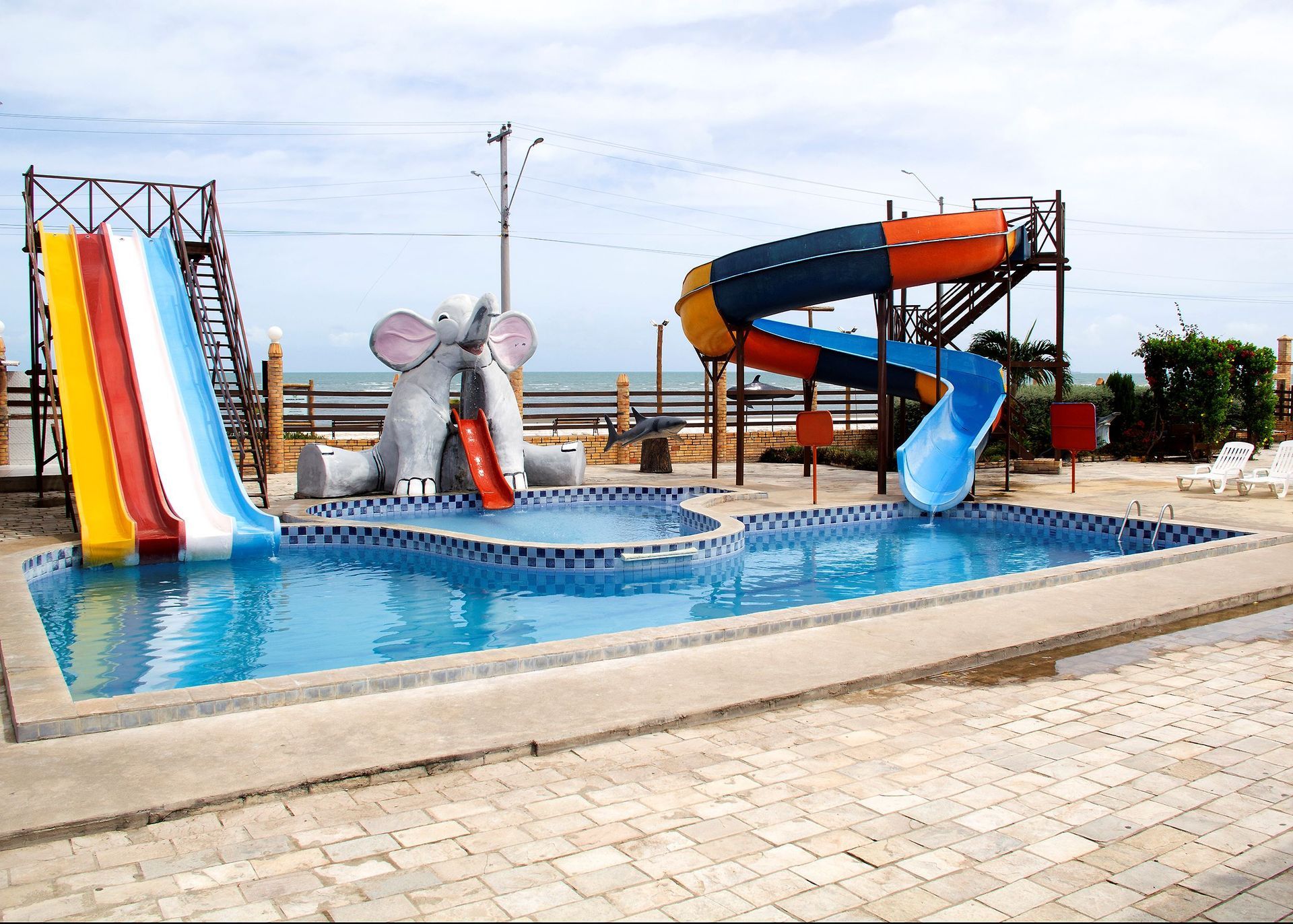Um parque aquático com piscina e toboáguas