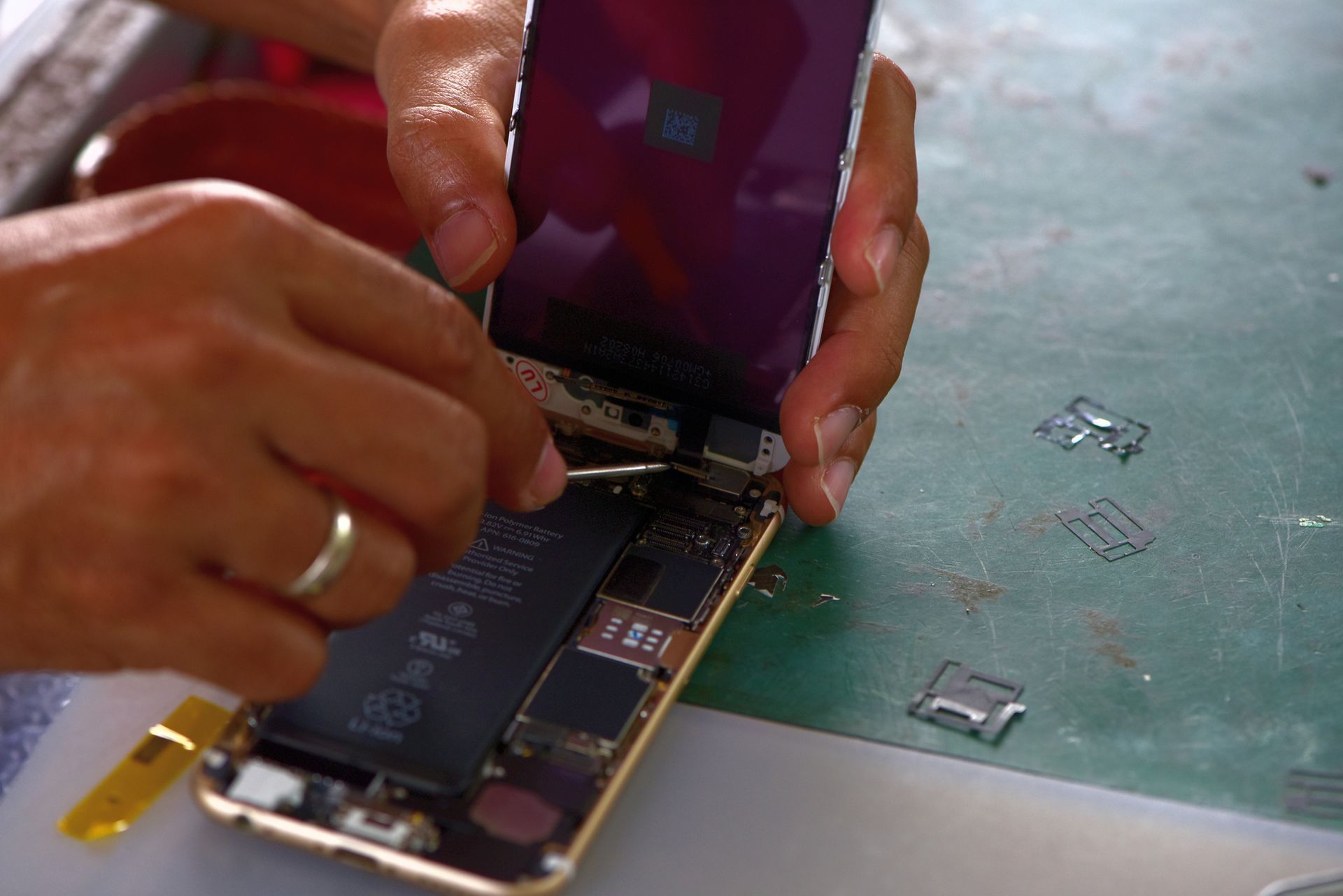 Técnico reparando celular en Orduña SmartFix Saavedra