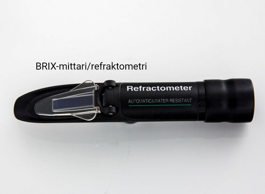 Musta refraktometri valkoisella pinnalla; käytetään sokeripitoisuuden mittaamiseen.