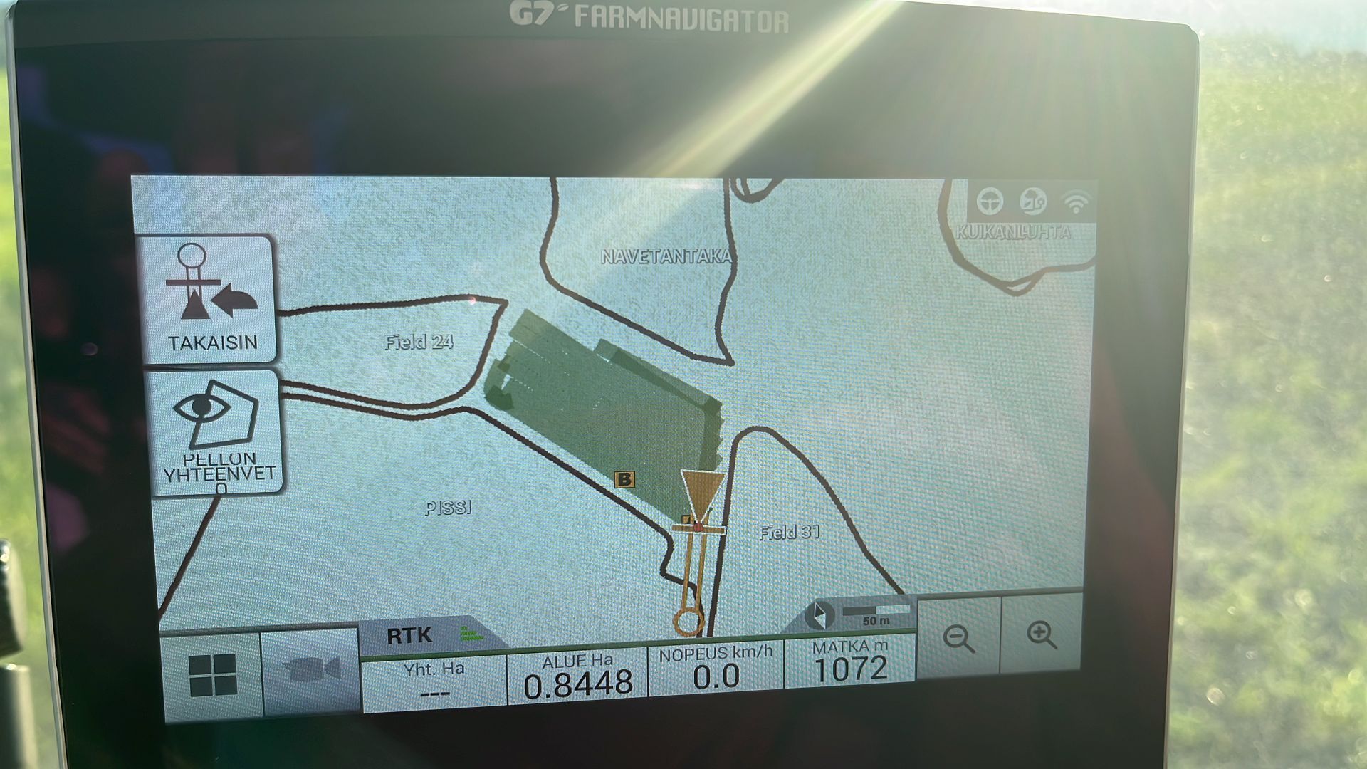 Farmnavigator ajo-opastimen ja automaattiohjauksen käyttöliittymä traktorin ohjaamossa
