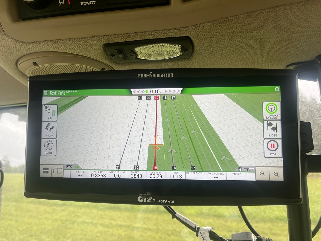 Farmnavigator ajo-opastimen ja automaattiohjauksen käyttöliittymä traktorin ohjaamossa