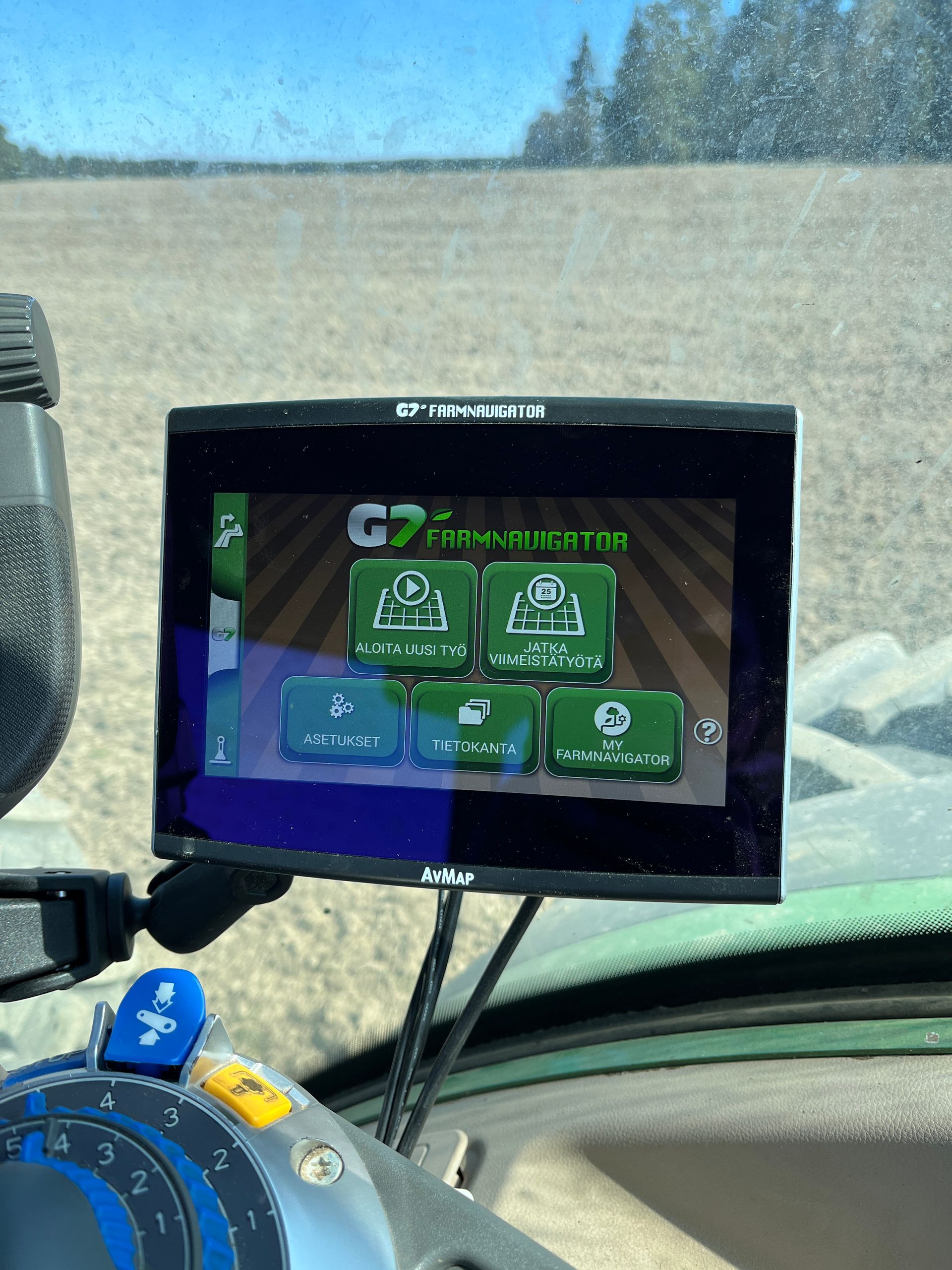 Farmnavigator ajo-opastimen ja automaattiohjauksen käyttöliittymä traktorin ohjaamossa