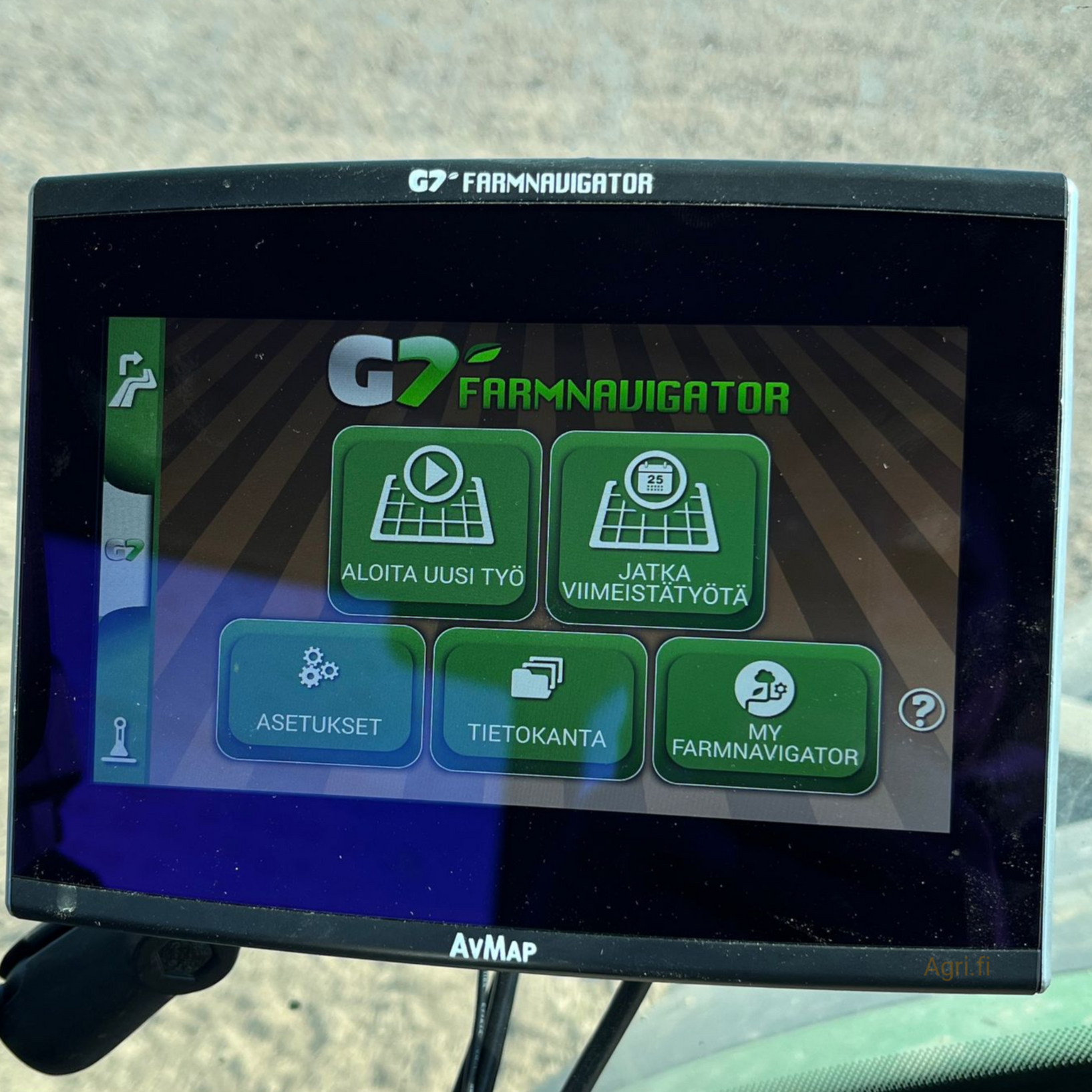 Farmnavigator ISOBUS -ohjausyksikkö ja G7-näyttö GNSS-ajo-opastukseen