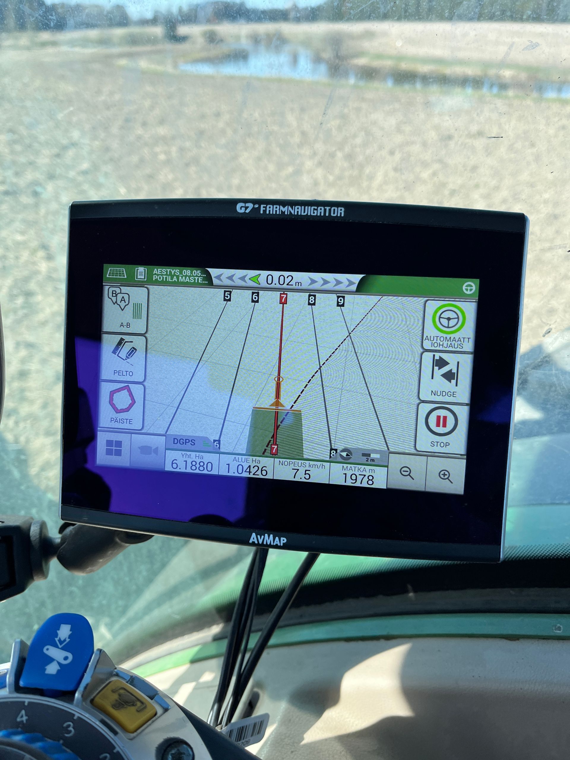 Farmnavigator ajo-opastimen ja automaattiohjauksen käyttöliittymä traktorin ohjaamossa