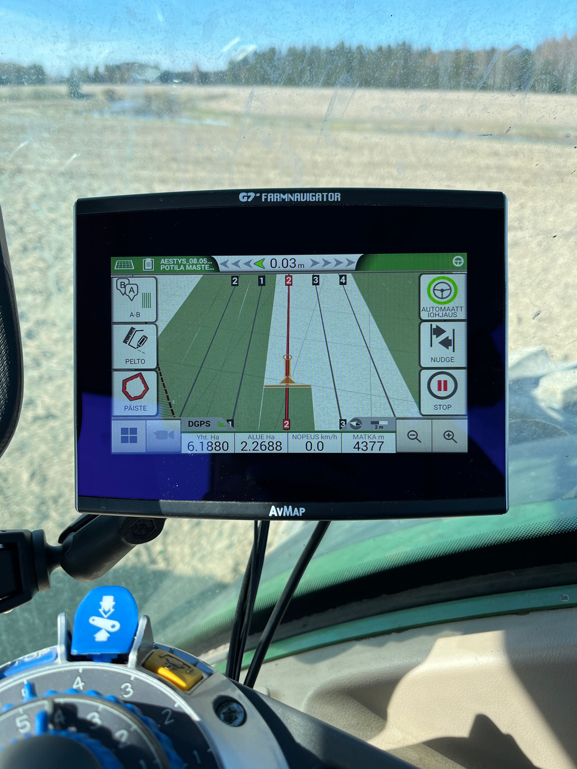 Farmnavigator ajo-opastimen ja automaattiohjauksen käyttöliittymä traktorin ohjaamossa