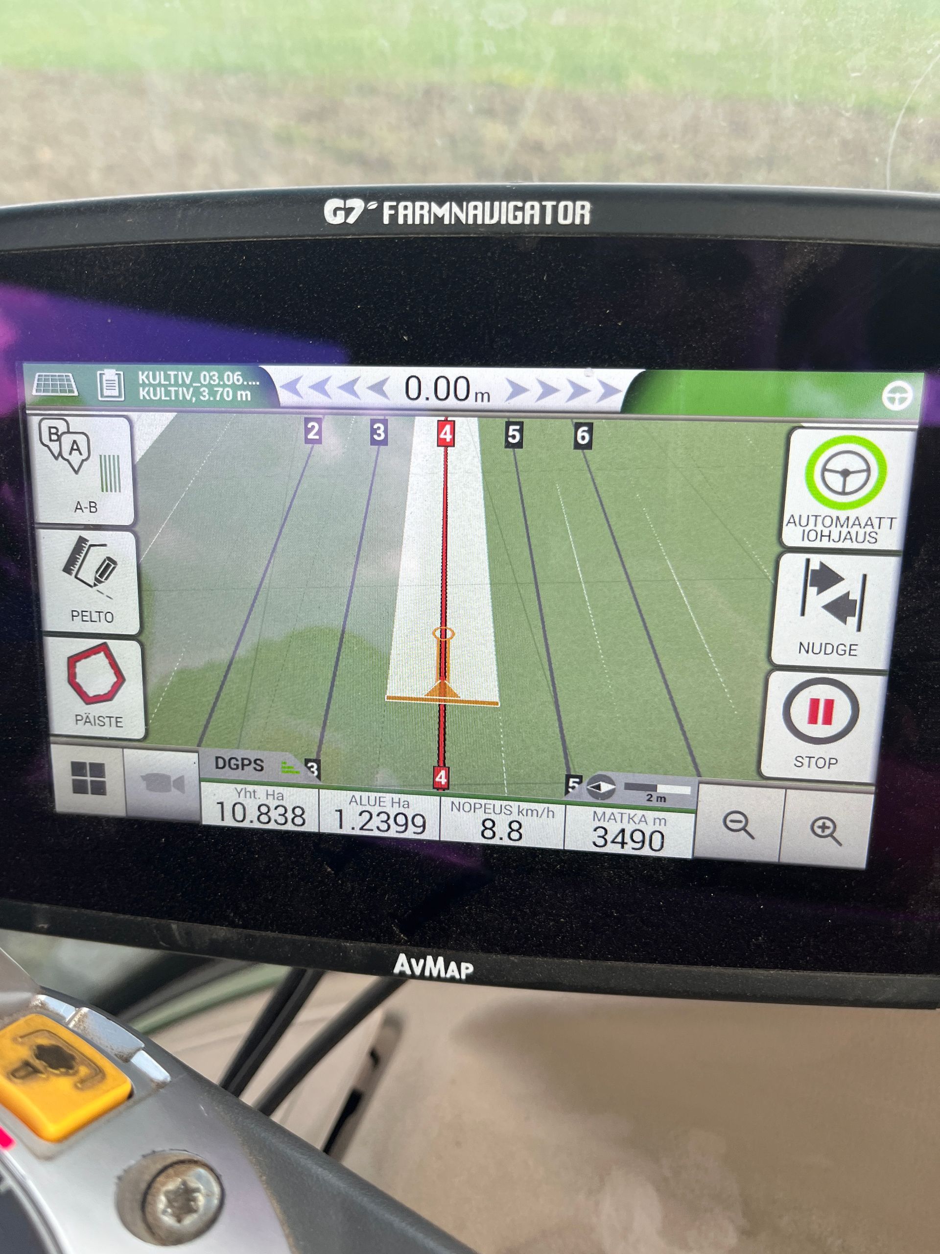 Farmnavigator ajo-opastimen ja automaattiohjauksen käyttöliittymä traktorin ohjaamossa
