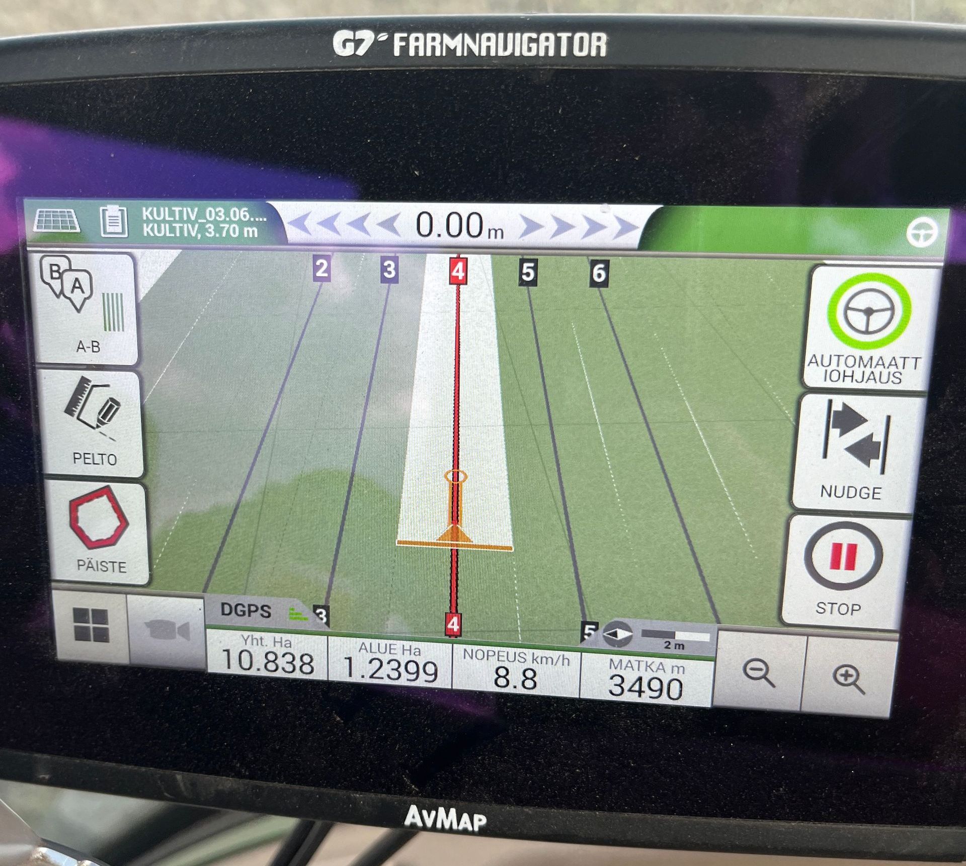 Farmnavigator ajo-opastimen ja automaattiohjauksen käyttöliittymä traktorin ohjaamossa