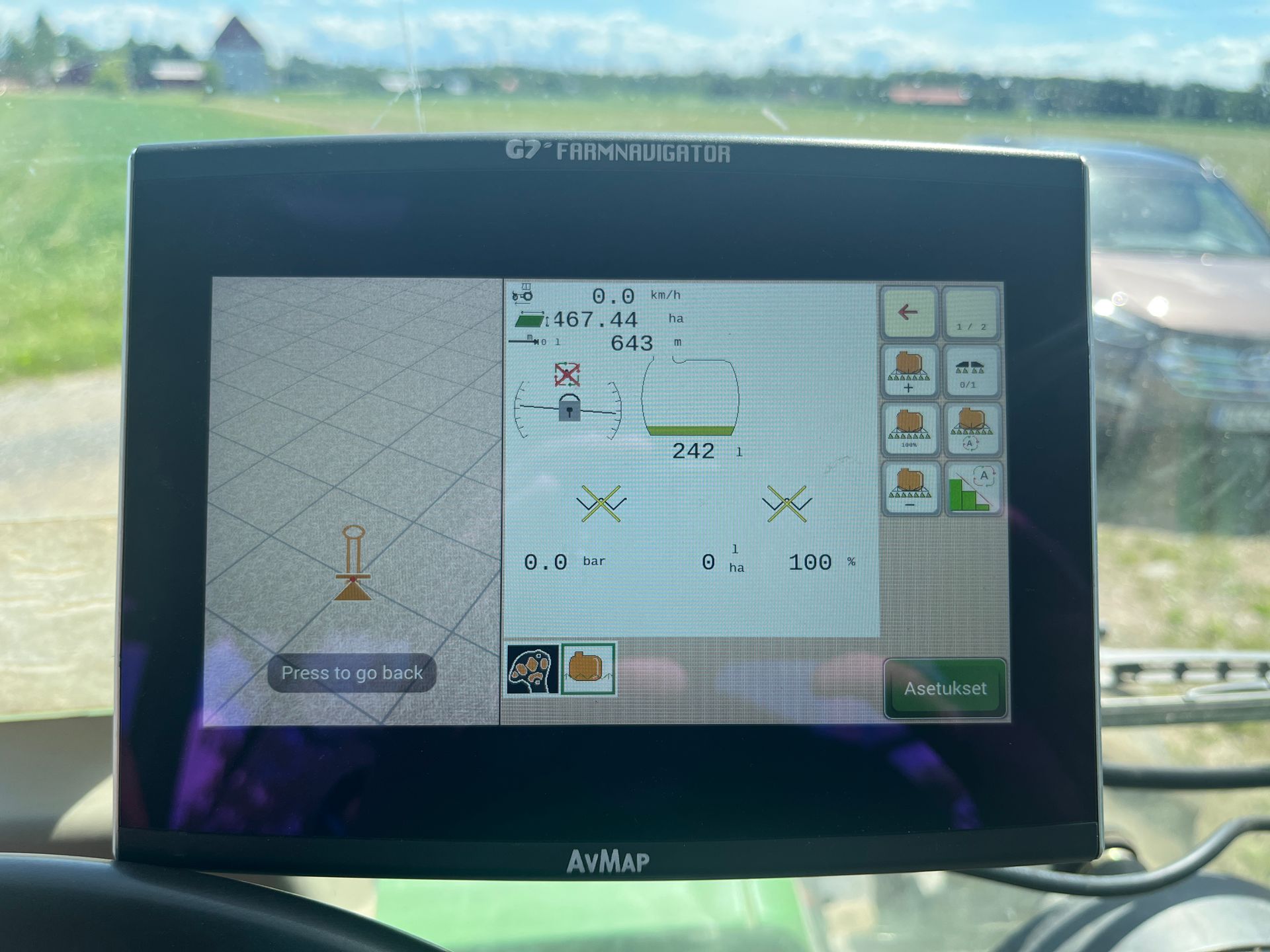 Farmnavigator ajo-opastimen ja automaattiohjauksen käyttöliittymä traktorin ohjaamossa