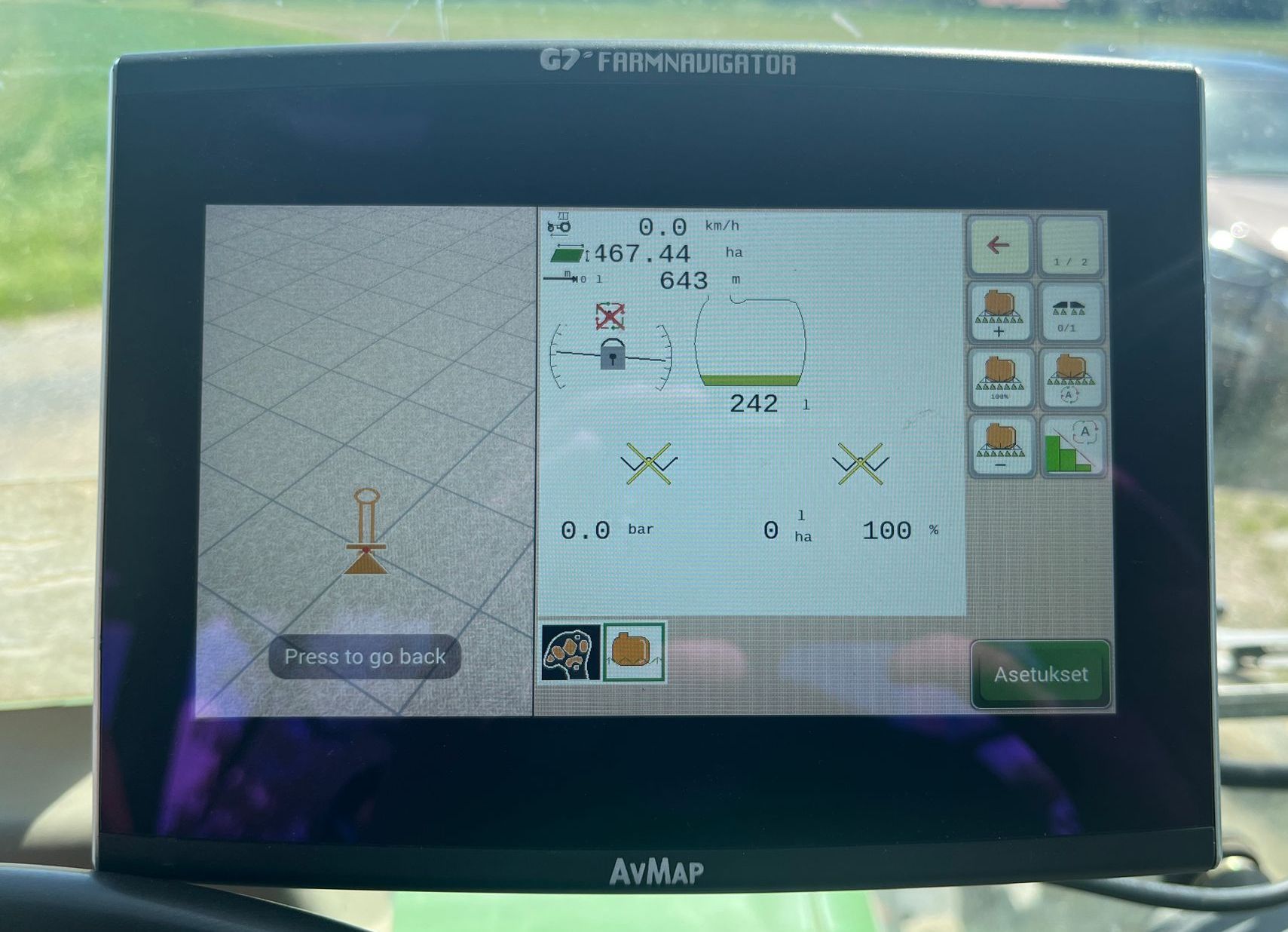 Farmnavigator ajo-opastimen ja automaattiohjauksen käyttöliittymä traktorin ohjaamossa
