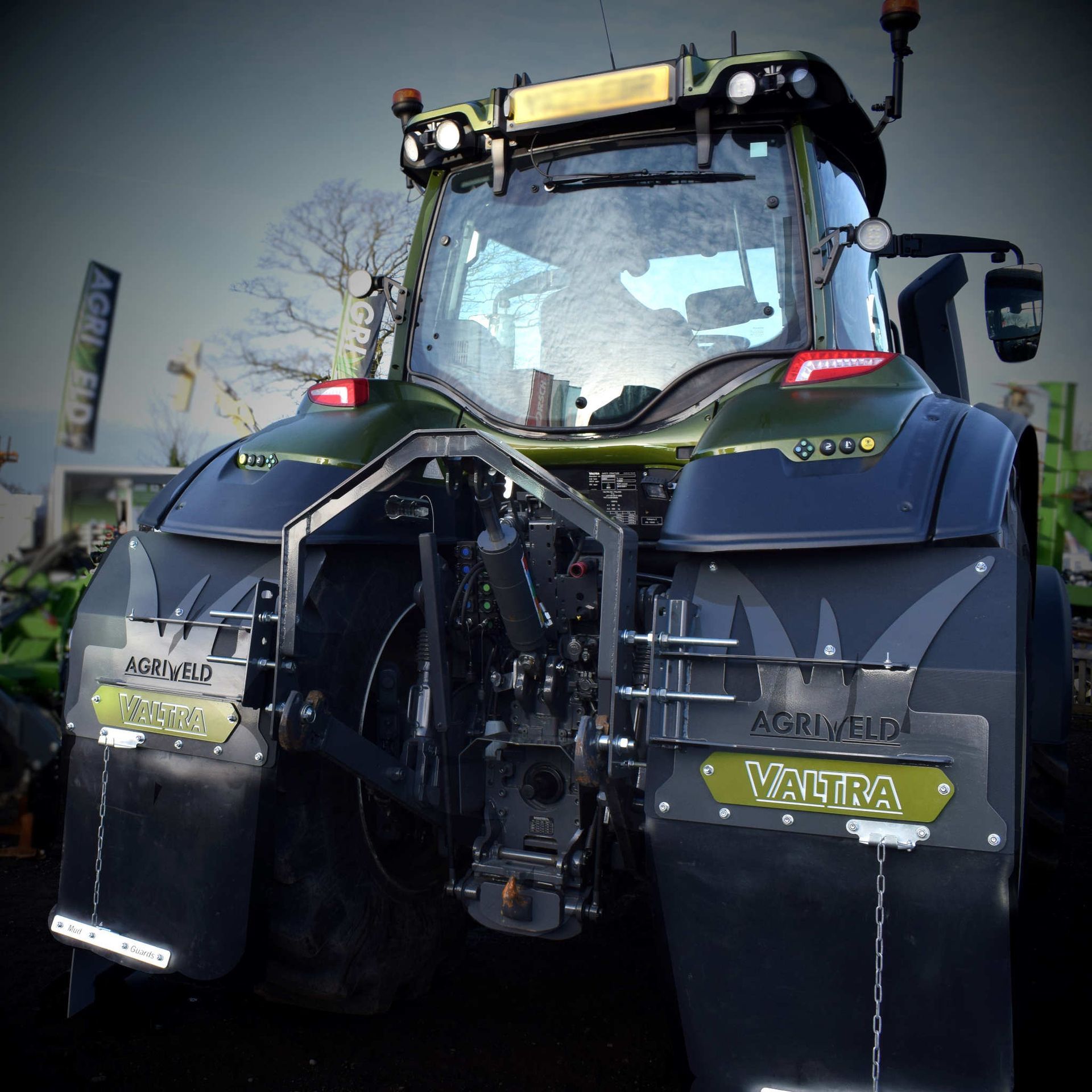 Agrivel jälkiasenteisel lokasuojat Valtra maataloustraktoiin asennettuna. Kurasuojat pitävät koneet puhtaana roiskeilta.