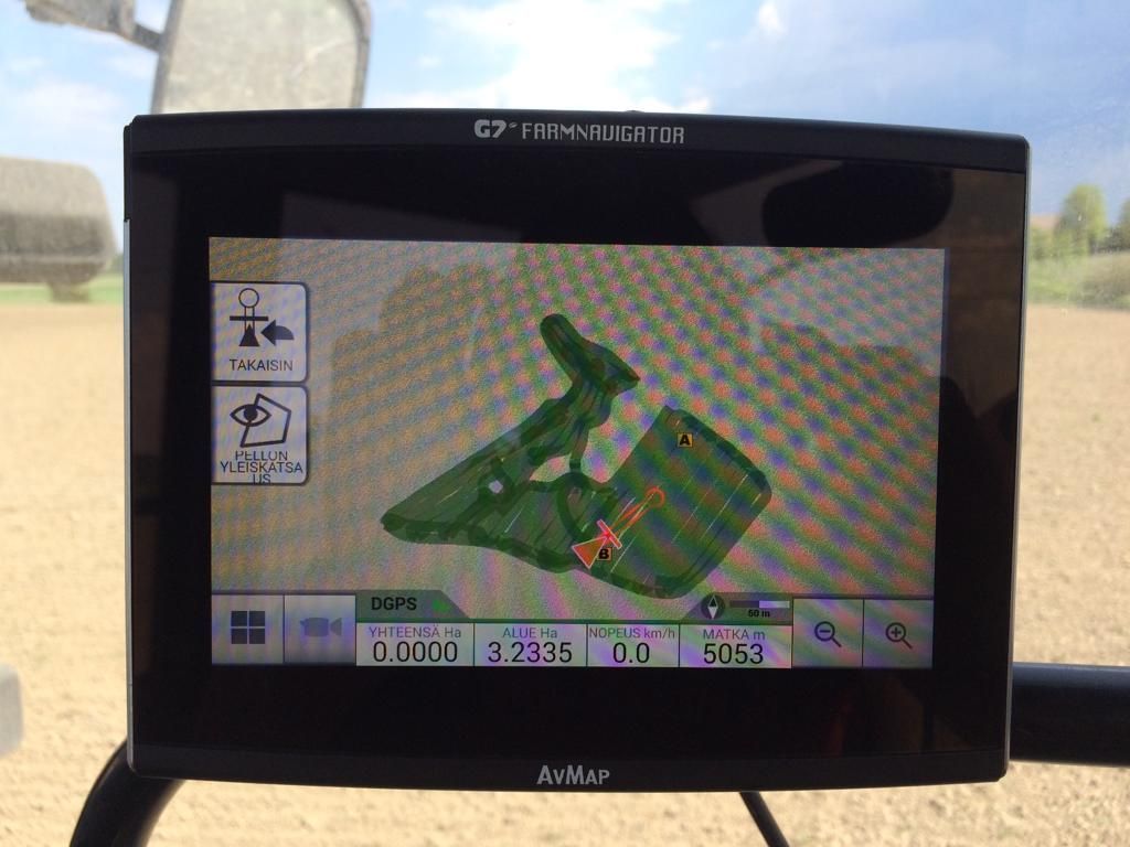 Farmnavigator ajo-opastimen ja automaattiohjauksen käyttöliittymä traktorin ohjaamossa