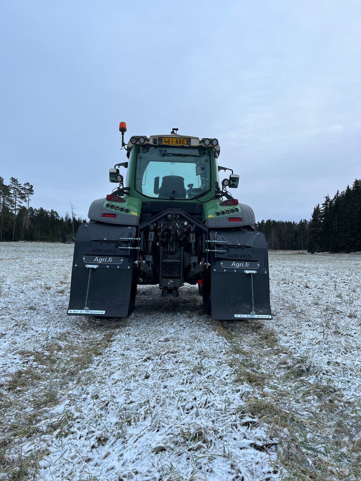 Agriweld lokasuojat Fendt 516 traktorissa omalla logolla
