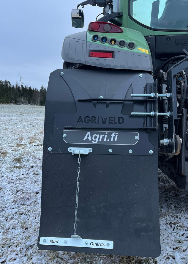Agriweld lokasuojat Fendt 516 traktorissa omalla logolla