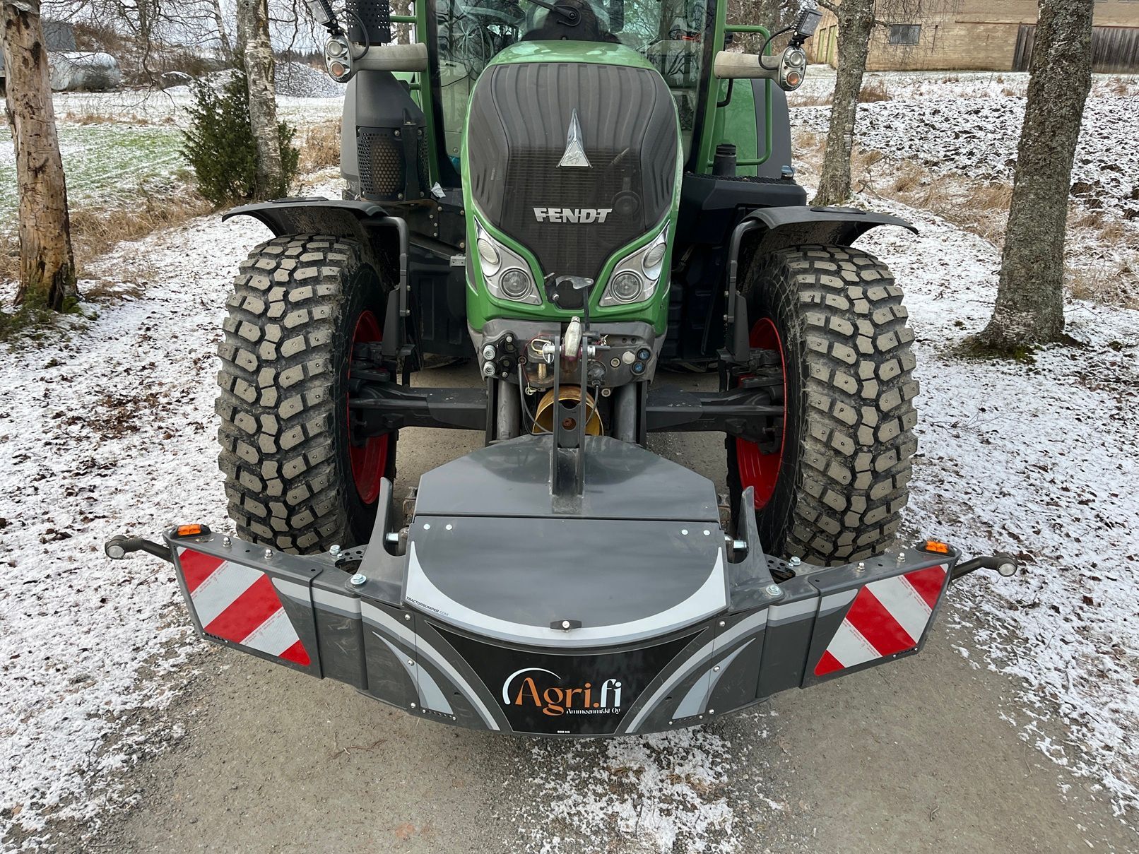 TractorBumper 800 kg turvapaino säilytyslaatikolla edestä kuvattuna traktorin etunostolaitteessa