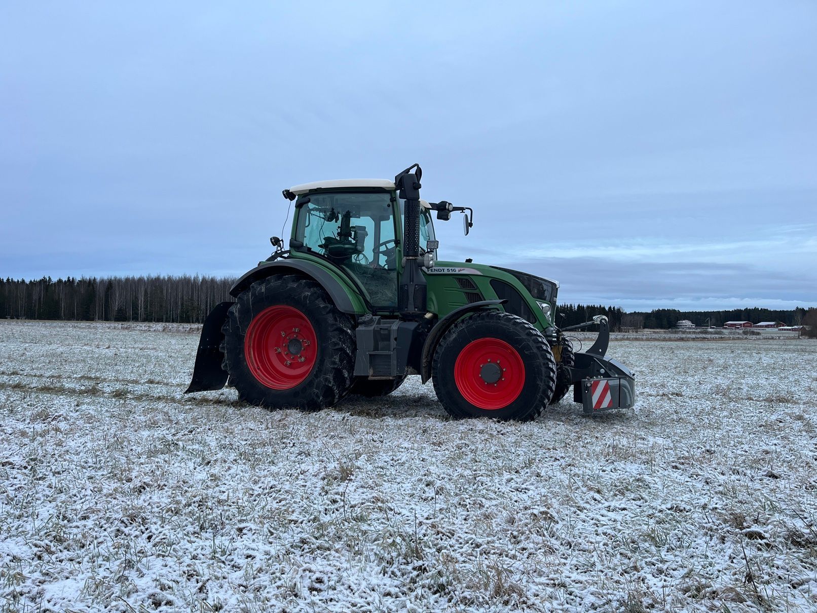 TractorBumper turvapaino traktorin keulassa ja nostolaitteissa Agriweld lokasuojat. Sivuprofiili pellolla. 