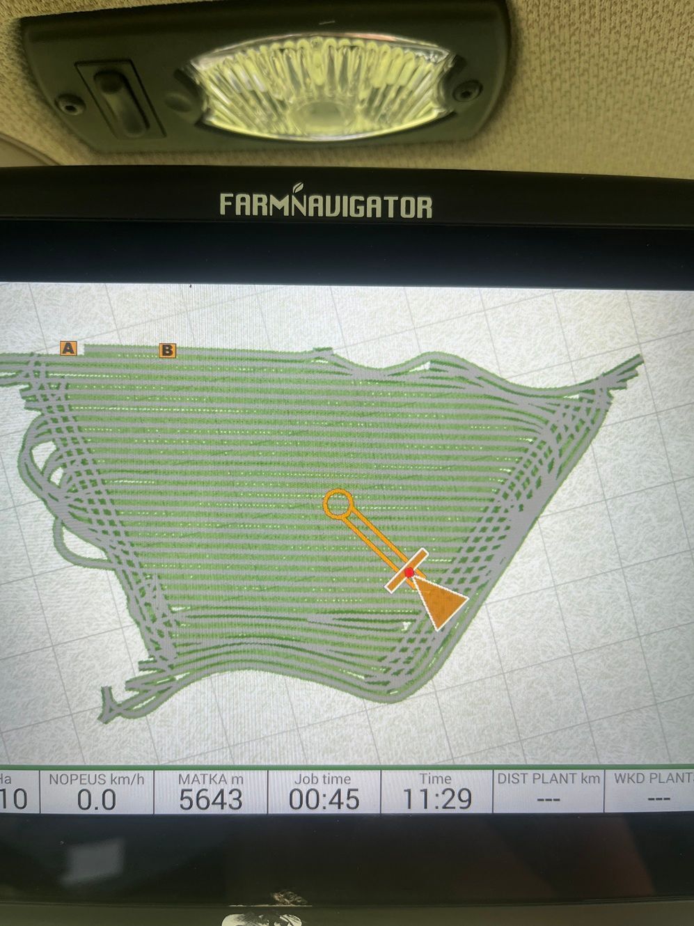 Farmnavigator ajo-opastimen ja automaattiohjauksen käyttöliittymä traktorin ohjaamossa