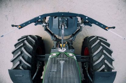 Tractor Bumper estää tömäyksen traktorin renkaaseen, pyörän alle joutumisen ja päälle ajamisen. 