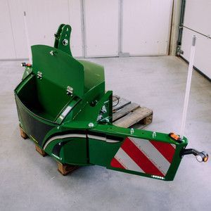 TractorBumper 800 kg turvapaino säilytyslaatikolla irrallisena varastotilassa vihreänä versiona