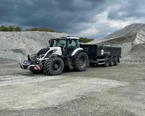 TractorBumper 800 kg turvapaino säilytyslaatikolla traktorin etunostolaitteessa työajossa sorakuorma-alueella
