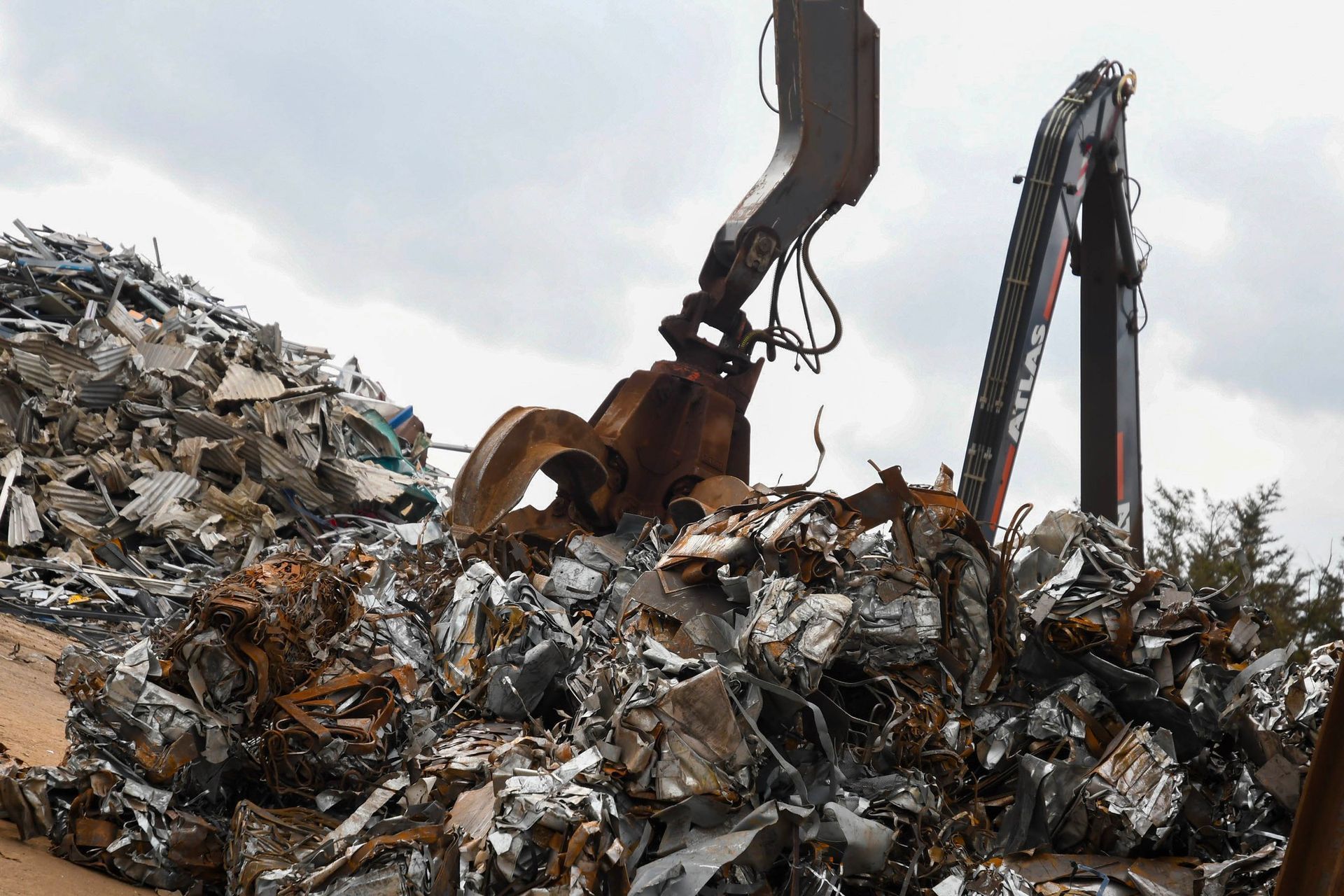 scrap metal claw at Benfleet Scrap