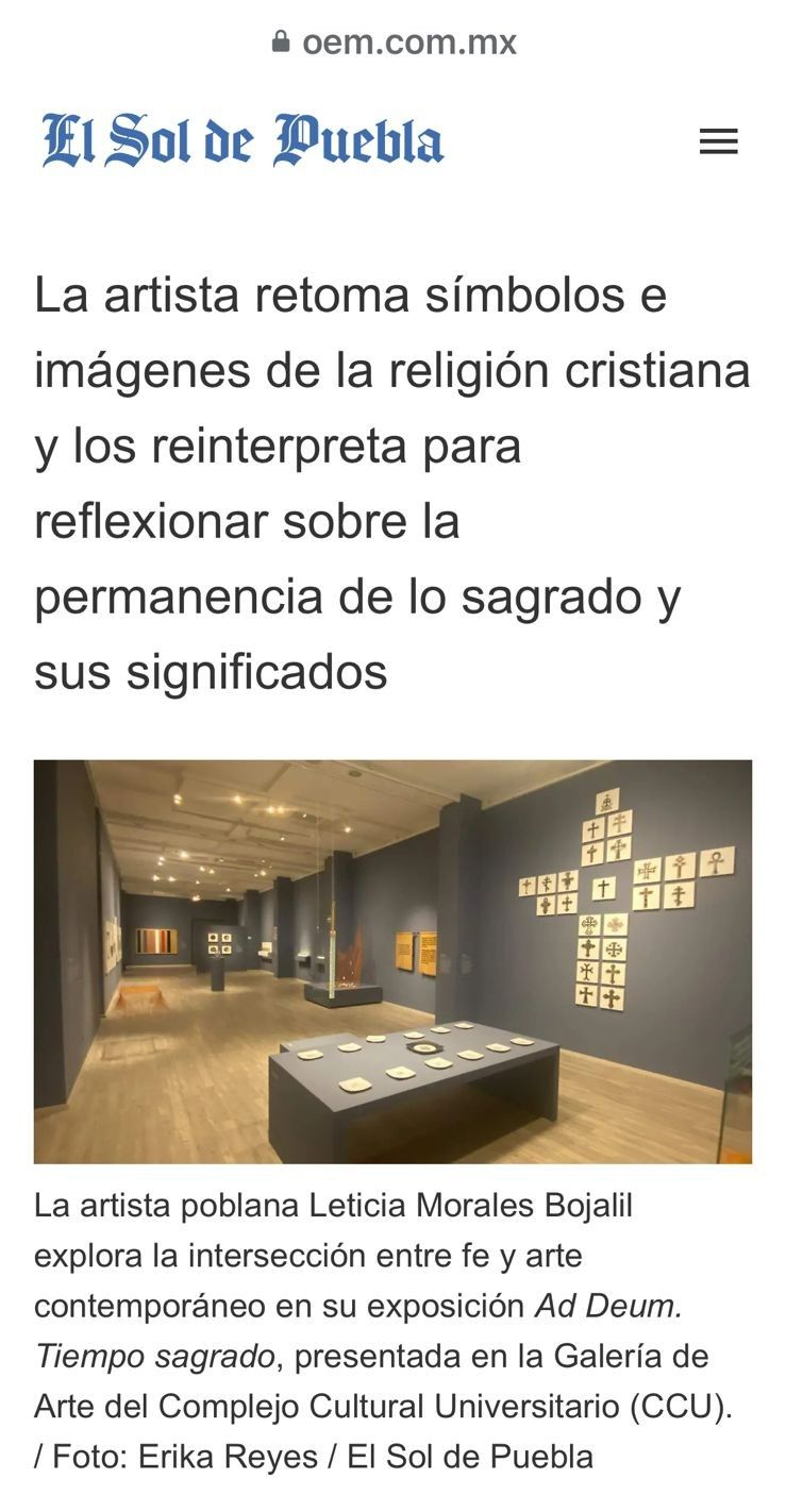 Galería del museo con instalación mural iluminada en forma de cruz y texto del artículo en español en la parte superior.