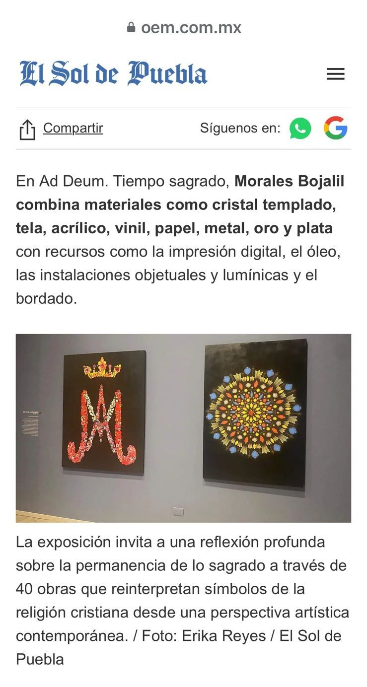Dos adornos iluminados con forma de corona: una corona roja y un círculo amarillo sobre paneles negros.