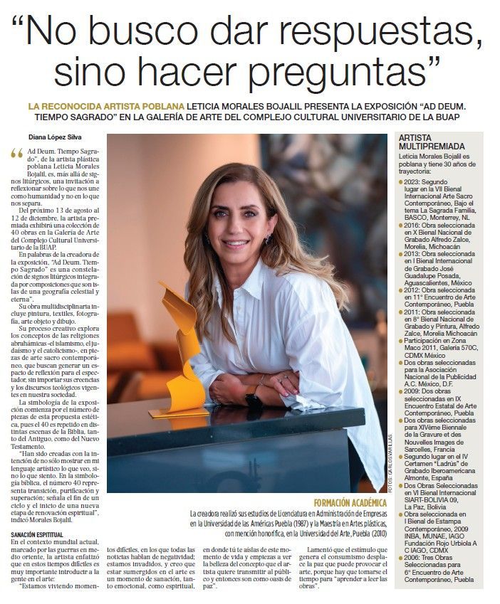 Mujer sonriendo junto a una mesa de cristal, al lado del titular de un artículo de un periódico español en letra serif negra.