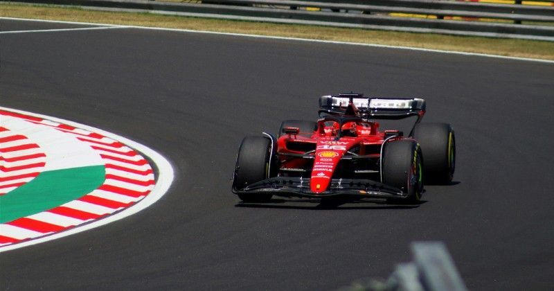 F1レースカーがレーストラックを走っています。