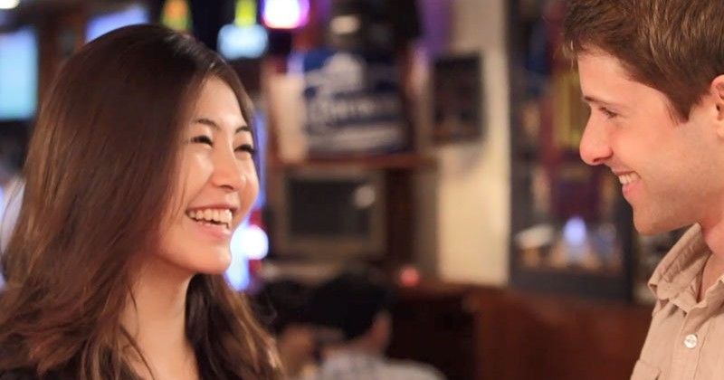 男性と女性がレストランで見つめ合っている。