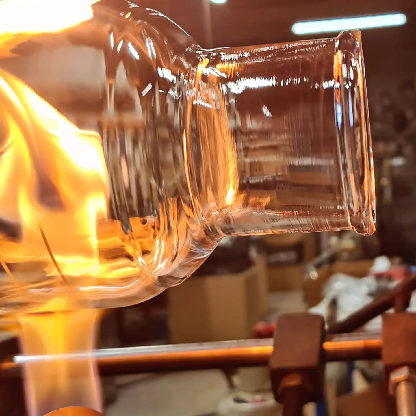 Vetro formato da una fiamma, che mostra una forma quadrata modellata dal calore.