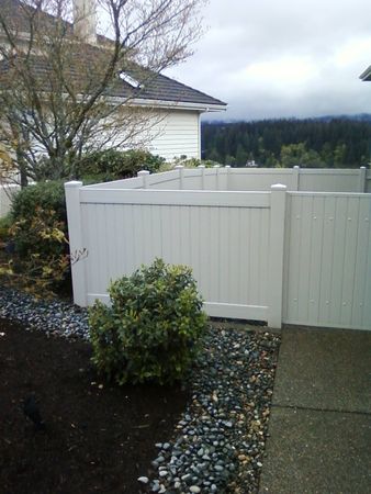 White vinyl fence beside the house - Vancouver, WA - DJ Fence Service White vinyl fence beside the house - Vancouver, WA - DJ Fence Service