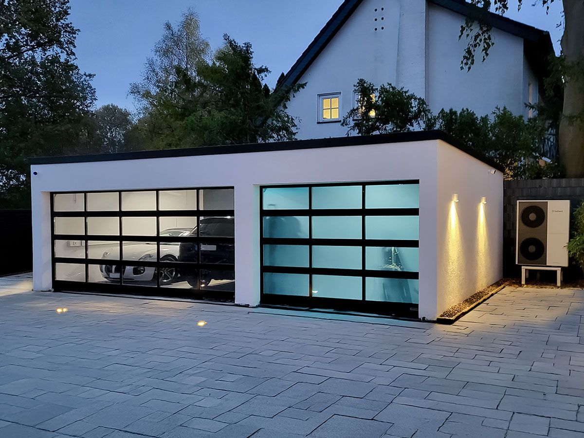 Moderne Doppelgarage mit Bodenspots, Wandstrahlern und heller Innenbeleuchtung