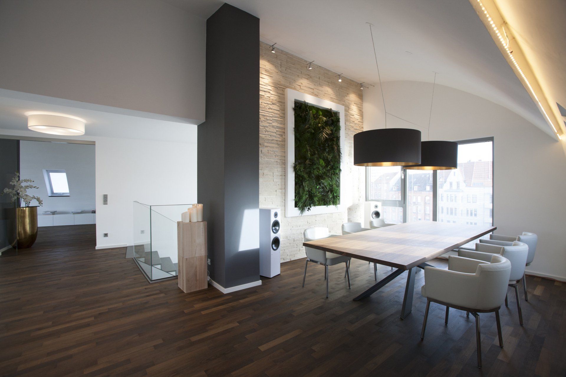 Modernes Schlafzimmer mit Einbauschrank, indirekt beleuchteter Bettnische und stilvoller runder Pendelleuchte.